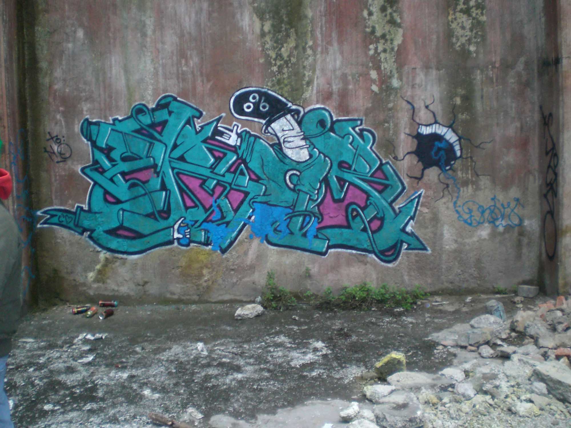 DROM: FACCIO I BUCHI NEL MURO